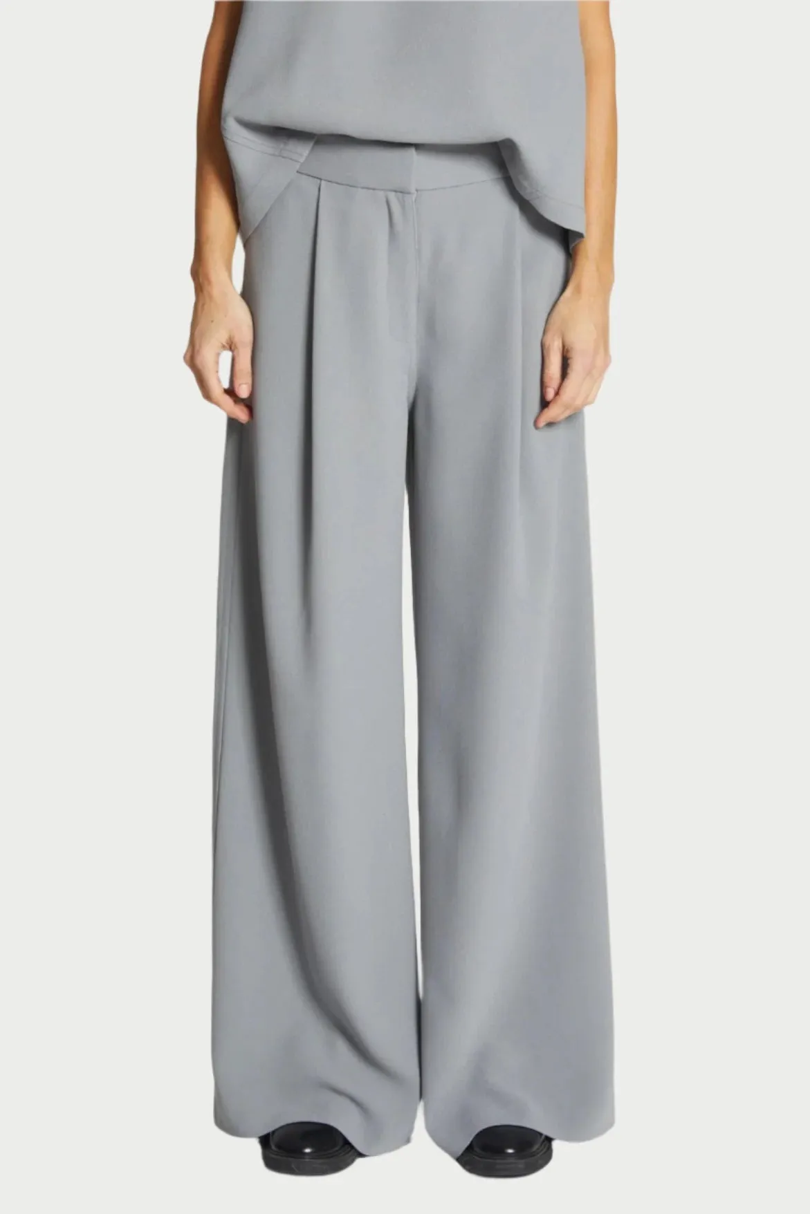 Neve Crepe Pant in Powder Grey